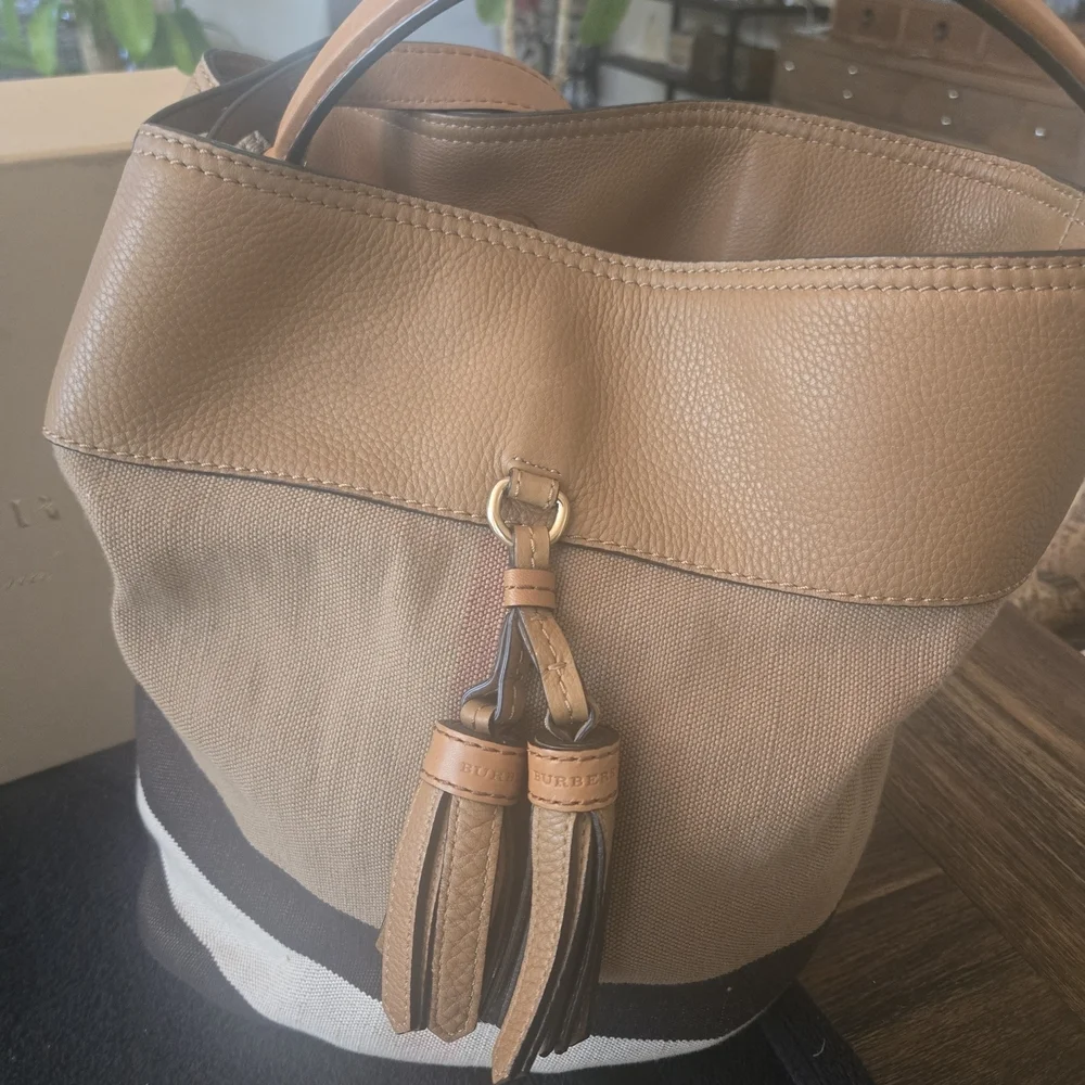 Burberry Ashy Bucket Bag Tassels, Plaid, Leather, Detachable Crossbody Strap EUC